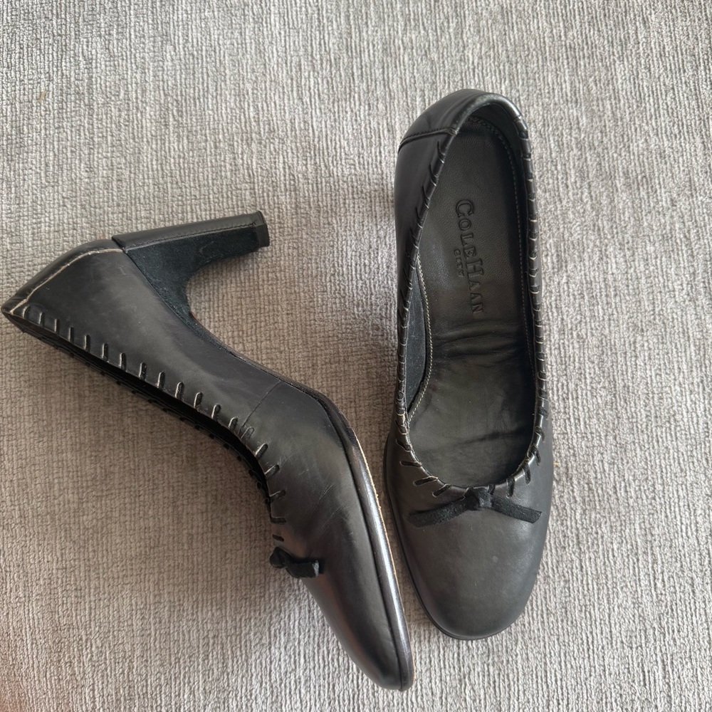 Cole Haan Black Leather Heels Women’s 5.5 Classic Pumps Bow Detail Quiet Luxury